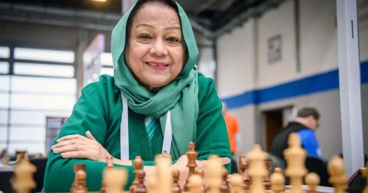 ৮২ বছর বয়সেও দাবার বোর্ডে অপ্রতিরোধ্য রাণী হামিদ