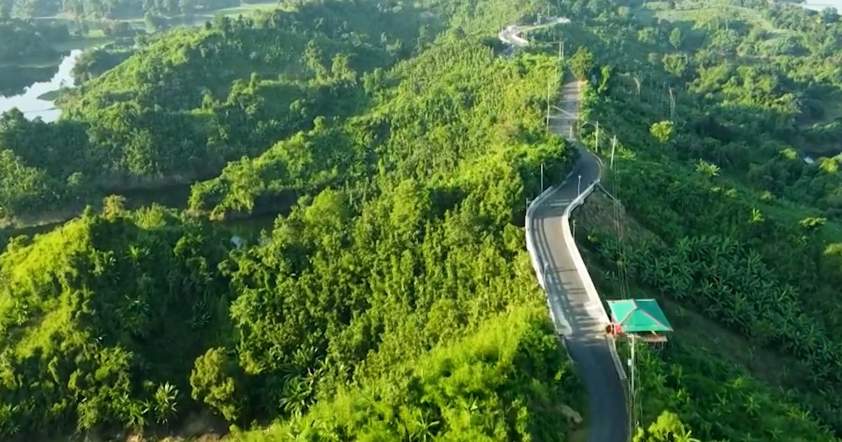 পাহাড়ের আঁকাবাঁকা সড়কে স্বর্গীয় সৌন্দর্যের প্রতিচ্ছবি