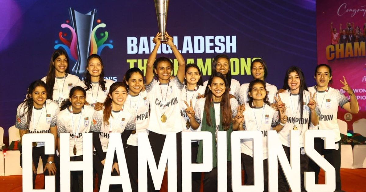 সাফ ট্রফি হাতে সাবিনাদের উচ্ছ্বসিত সংবর্ধনা