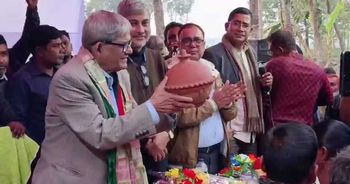 নির্বাচনী প্রচারণায় মির্জা ফখরুলকে ডিম ও মাটির ব্যাংক উপহার দুই ভোটারের