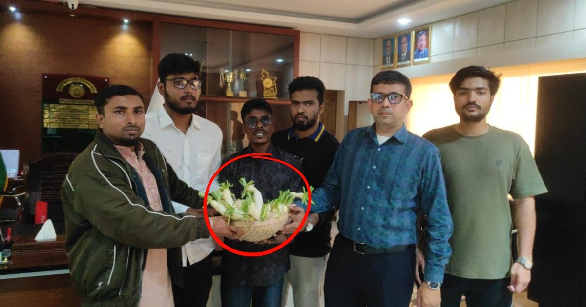 উপাচার্যকে মুলা ‘উপহার’ দিলেন শিক্ষার্থীরা