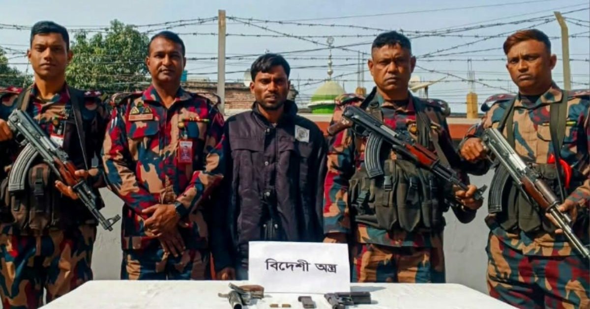 দৌলতপুর সীমান্তে অস্ত্র-গুলিসহ চোরাকারবারী আটক