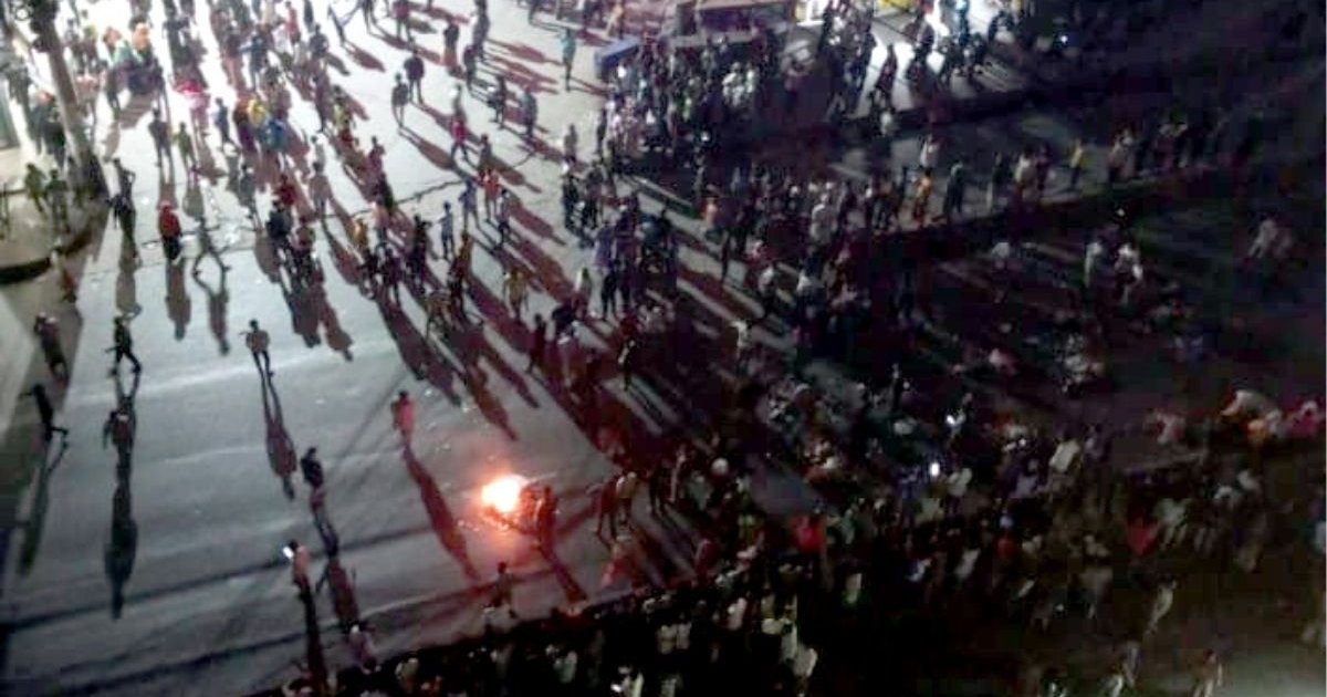 কালিয়াকৈরে শ্রমিকদের মহাসড়ক অবরোধ, পুলিশের সঙ্গে সংঘর্ষে আহত ১২