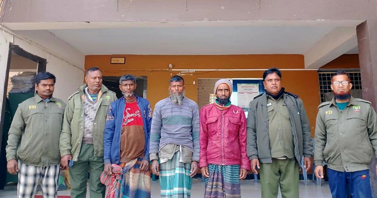 সুন্দরবনে জলঘাটা থেকে নৌকাসহ ৩ কাঁকড়া শিকারি আটক