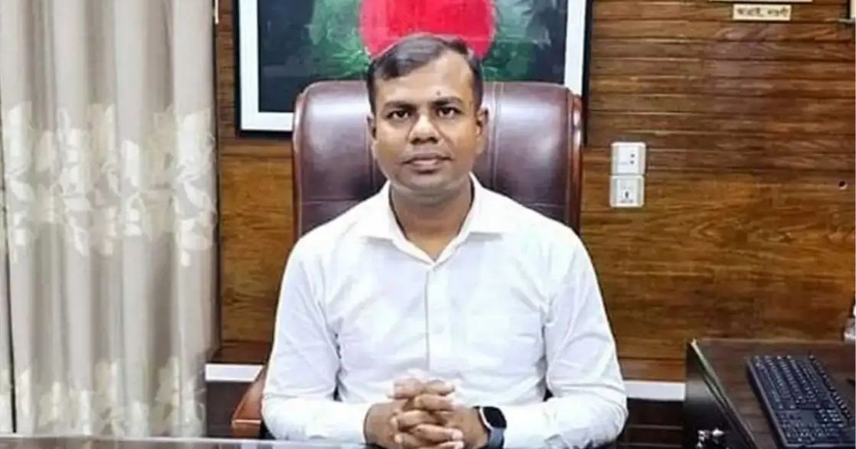 মুক্তিযোদ্ধা চাচাকে বাবা বানিয়ে চাকরি নেওয়া সেই সহকারী সচিব বরখাস্ত