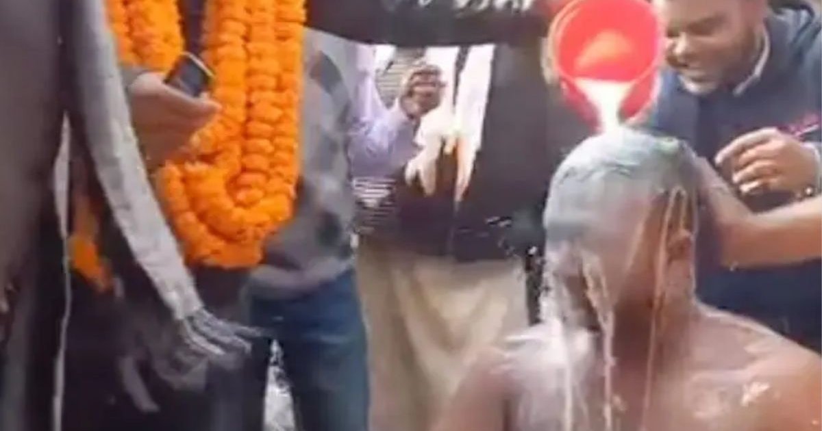 আওয়ামী লীগ কর্মীকে দুধ দিয়ে গোসল করিয়ে দলে নিলেন বিএনপি প্রার্থী