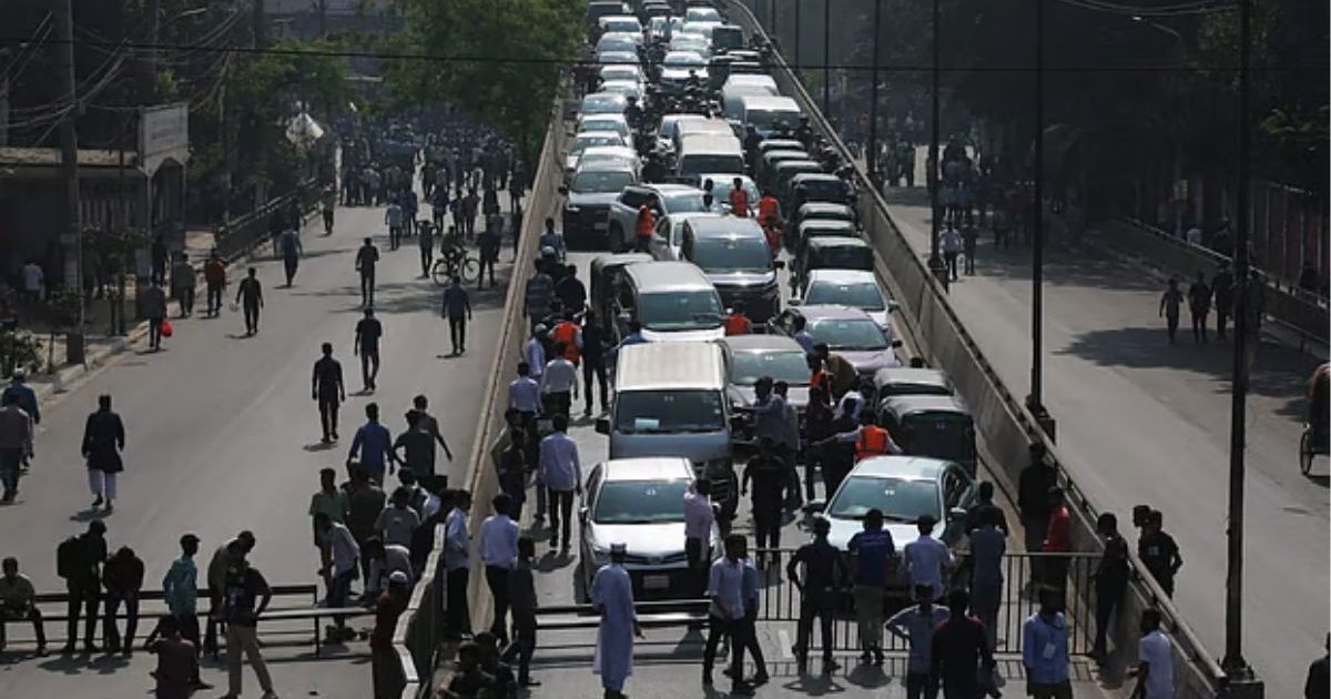 তেজগাঁওয়ের সাতরাস্তা মোড় অবরোধ, তীব্র যানজট-ভোগান্তি