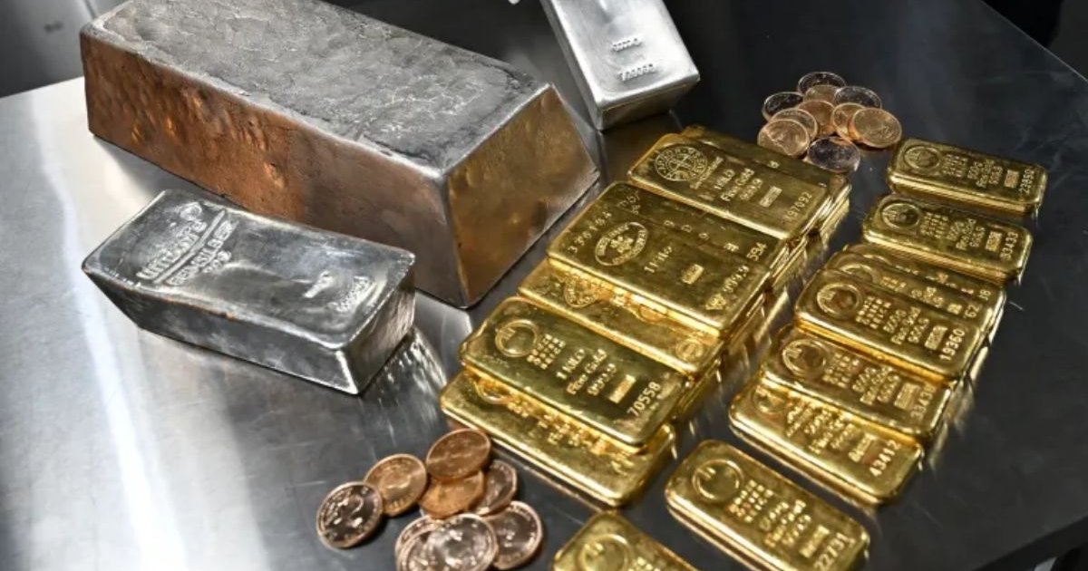 বছর জুড়ে টানা উত্থানের পর স্বর্ণ ও রুপার দামে বড় পতন কেন?