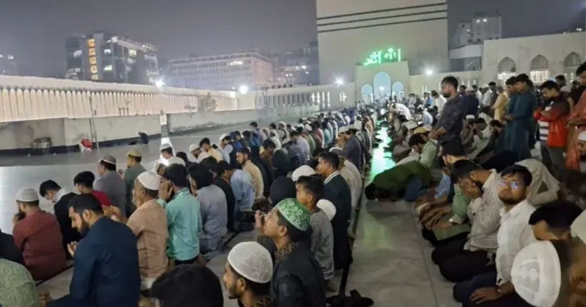 শবে বরাতের রাতে মসজিদে মসজিদে মুসল্লিদের ভিড়