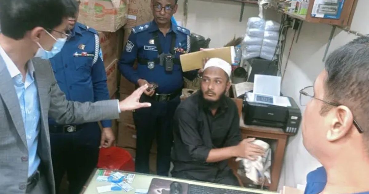 লক্ষ্মীপুরে ভোটের অবৈধ ছয়টি সিলসহ একজন আটক