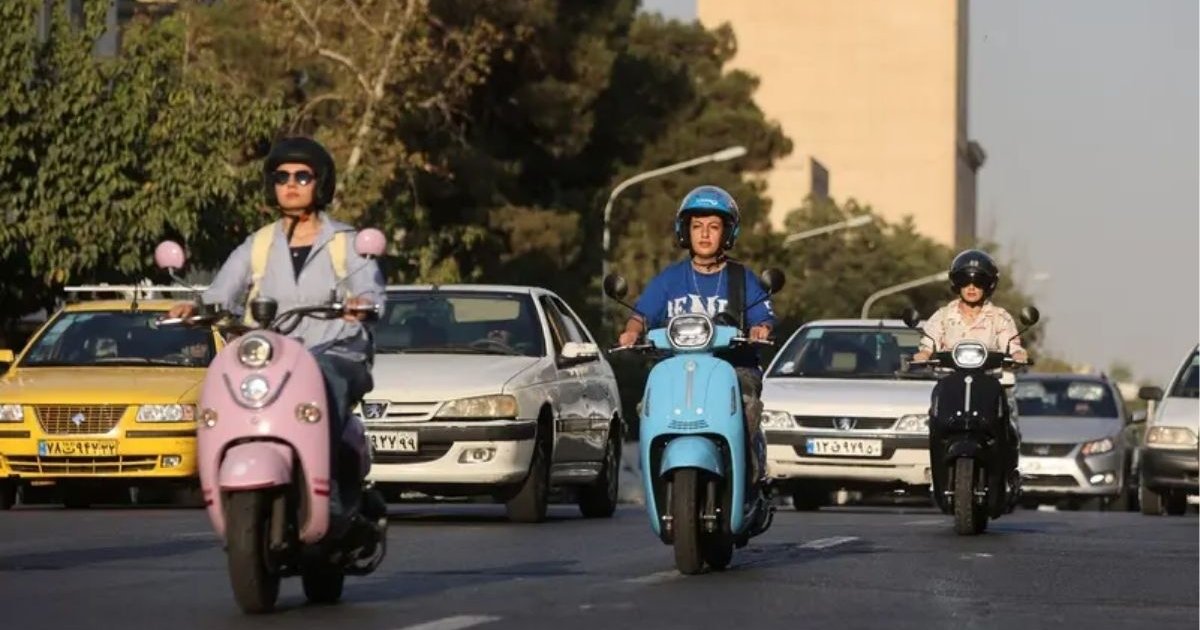 নারীদের মোটরসাইকেল চালানোর অনুমতি দিলো ইরান