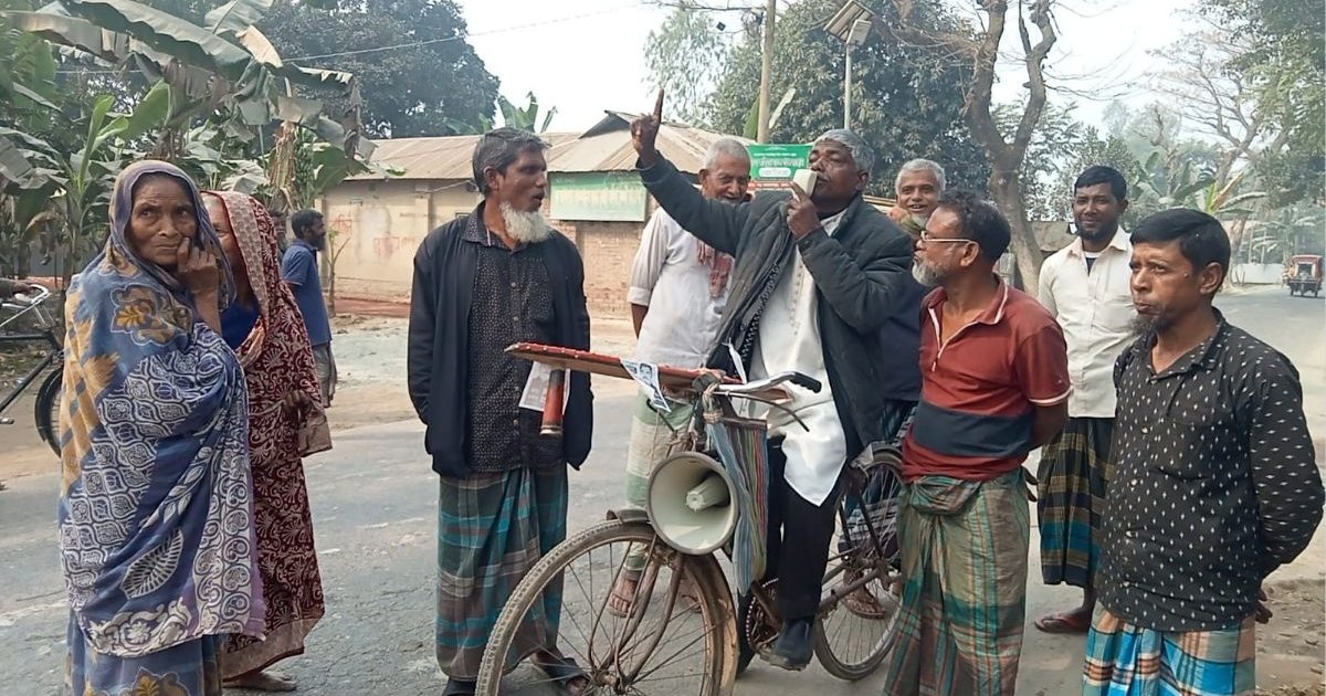 গাইবান্ধা-৩: বাইসাইকেলে প্রচারণা স্বতন্ত্র প্রার্থী আজিজার রহমানের