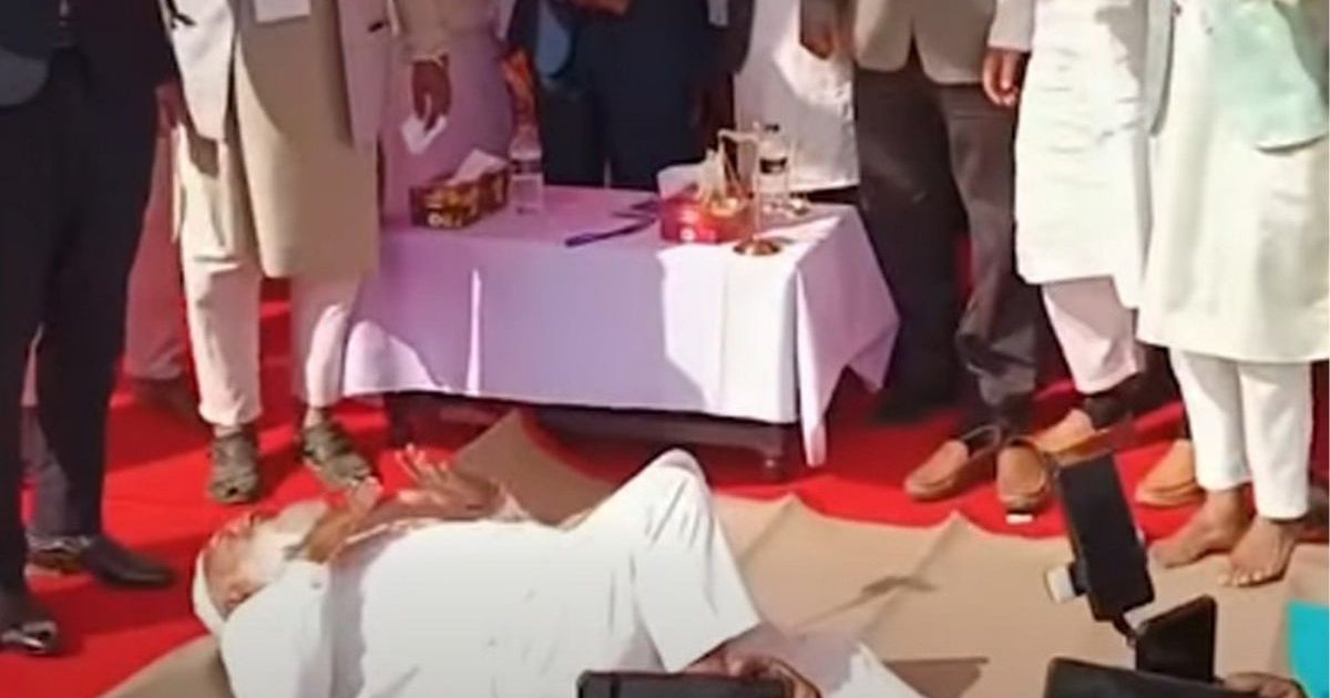 ‘শীতলপাটি উপহার’ পেয়ে মঞ্চেই শুয়ে পড়লেন জামায়াত আমির