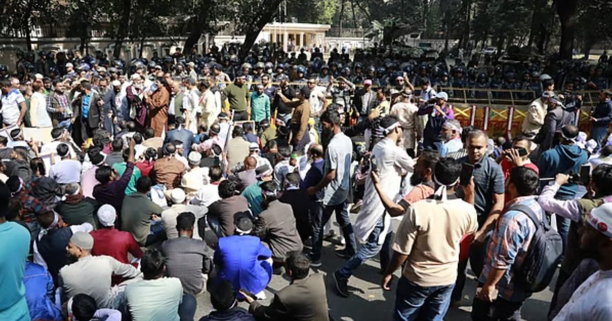 পে-স্কেল বাস্তবায়নের দাবিতে যমুনামুখী আন্দোলনকারীরা, পুলিশের টিয়ারগ্যাস-সাউন্ড গ্রেনেড নিক্ষেপ