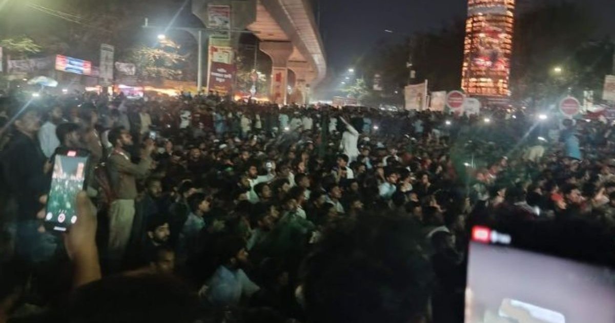 ইনকিলাব মঞ্চের নেতাকর্মীদের ওপর পুলিশের হামলার প্রতিবাদে শাহবাগ ব্লকেড