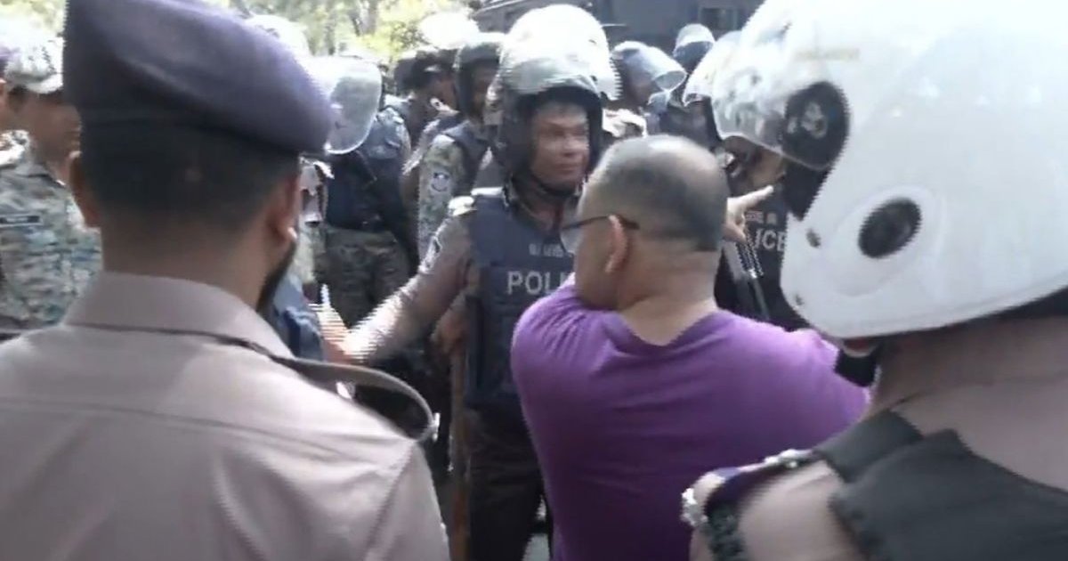 পুলিশের সঙ্গে সরকারি চাকরিজীবীদের সংঘর্ষ, যমুনার সামনে ডিএমপি কমিশনার