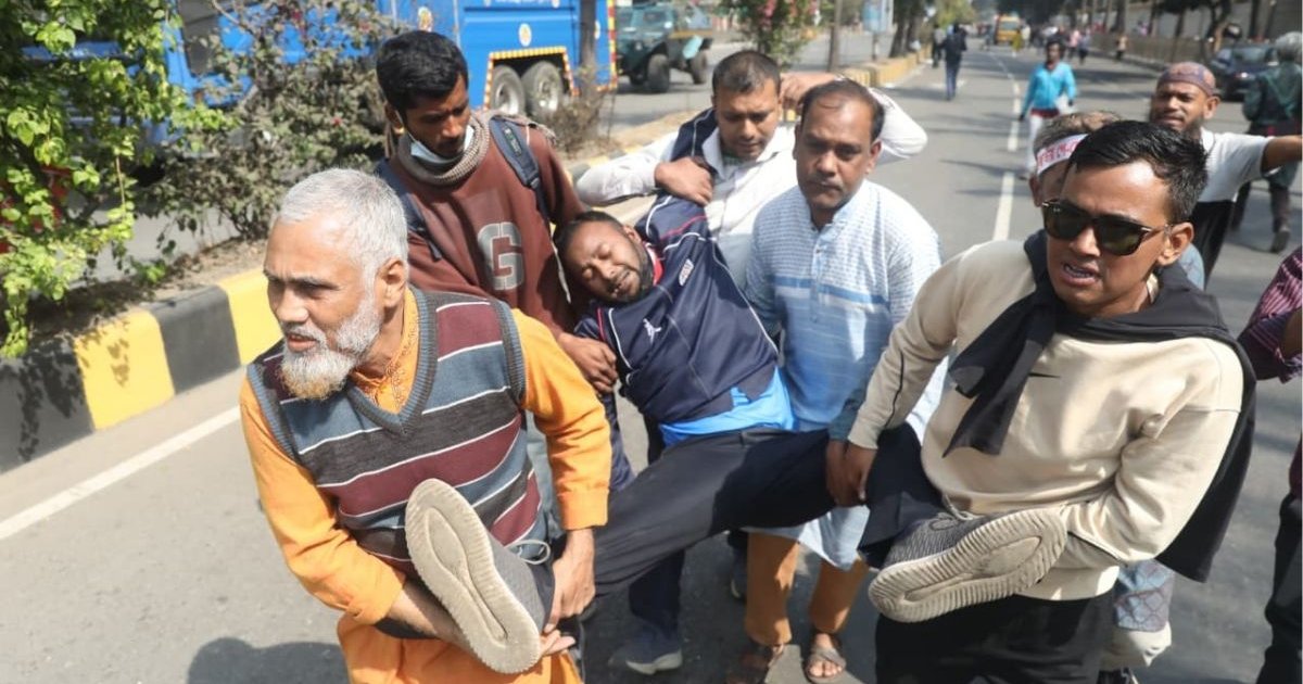 সরকারি কর্মচারীদের কর্মসূচিতে পুলিশের বাধা, আহত ৩২ জন ঢামেকে