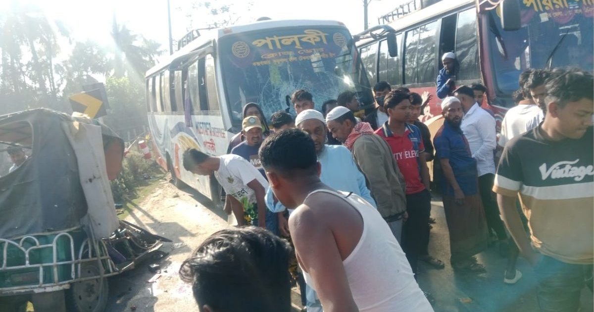 টেকনাফে যাত্রীবাহী বাসের চাপায় দুইজন নিহত, আহত ৮