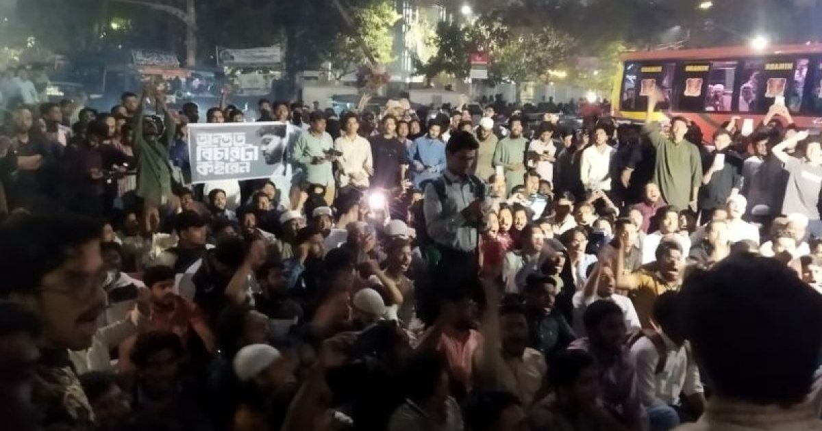 হাদি সমর্থকদের ওপর হামলার প্রতিবাদে চট্টগ্রামে বিক্ষোভ