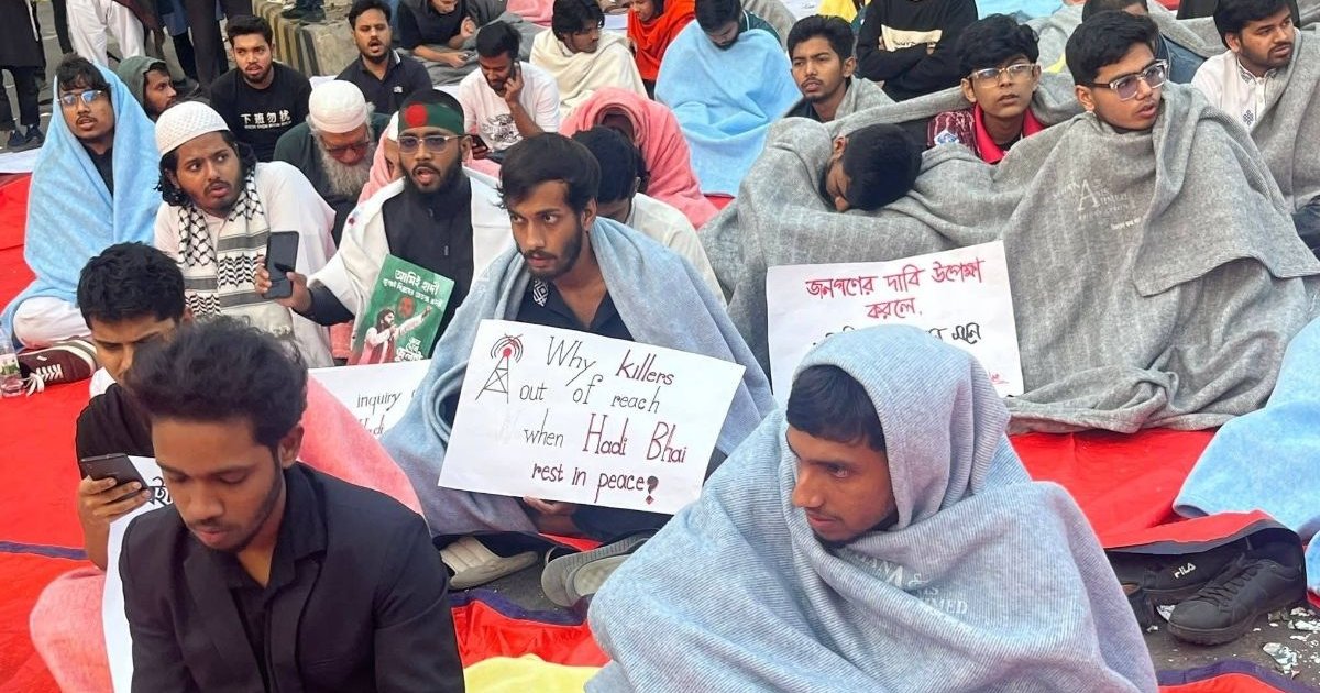 রাত পেরিয়ে সকালেও যমুনার সামনে ইনকিলাব মঞ্চের অবস্থান চলছে