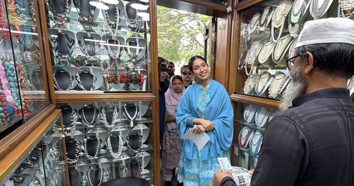 ‘আমার আব্বা ঢাকা-১৭ আসনে ধানের শীষ প্রার্থী, তার পক্ষে ভোট চাইতে এসেছি’