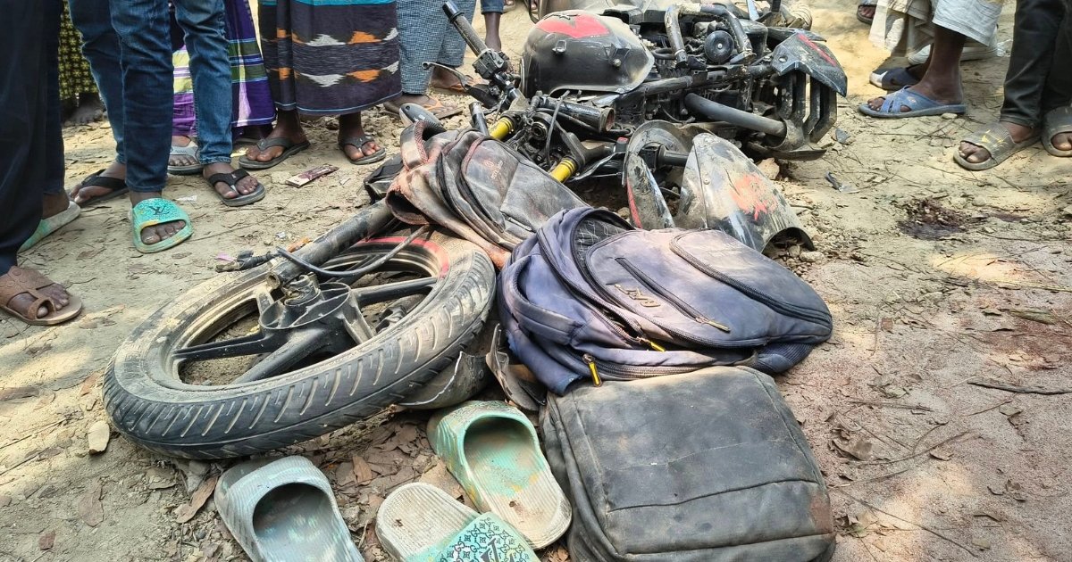 বৈদ্যুতিক খুঁটিতে মোটরসাইকেলের ধাক্কা, দুই স্কুলছাত্র নিহত