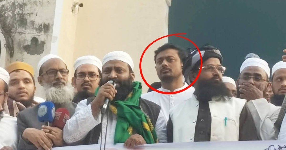 নিজের বিরুদ্ধে ডাকা বিক্ষোভে হাজির খোদ নাসীরুদ্দীন পাটওয়ারী