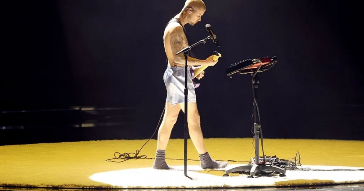 হাফপ্যান্ট আর মোজা পরেই গ্র্যামির মঞ্চে হাজির জাস্টিন বিবার