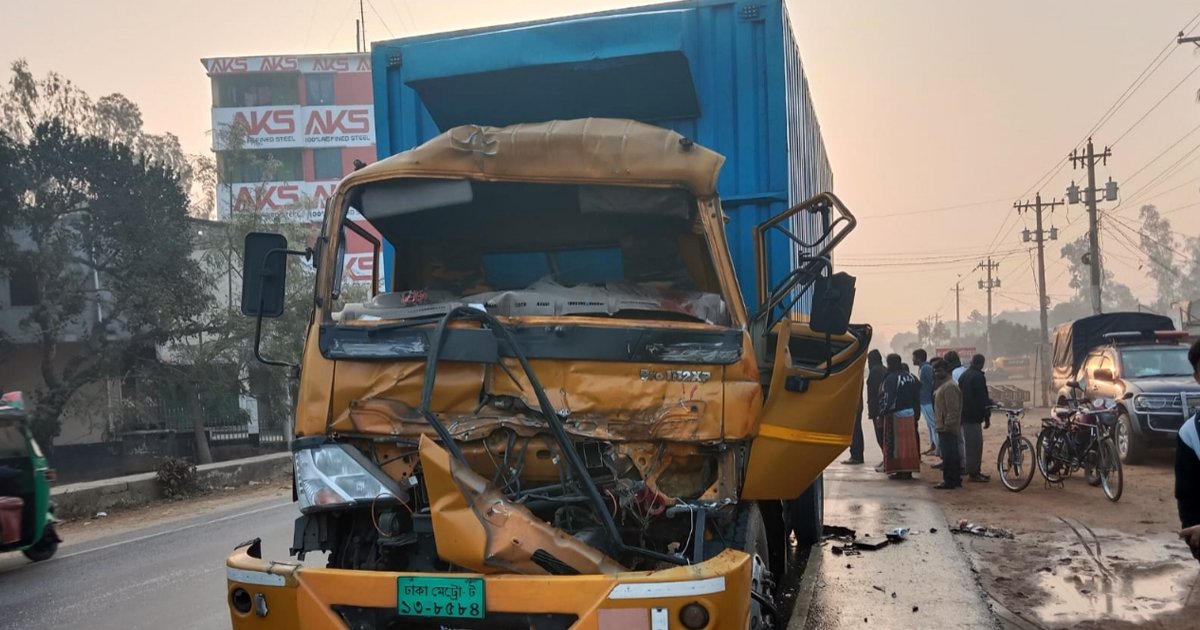দাঁড়িয়ে থাকা ট্রাকে কাভার্ড ভ্যানের ধাক্কা, নিহত ১