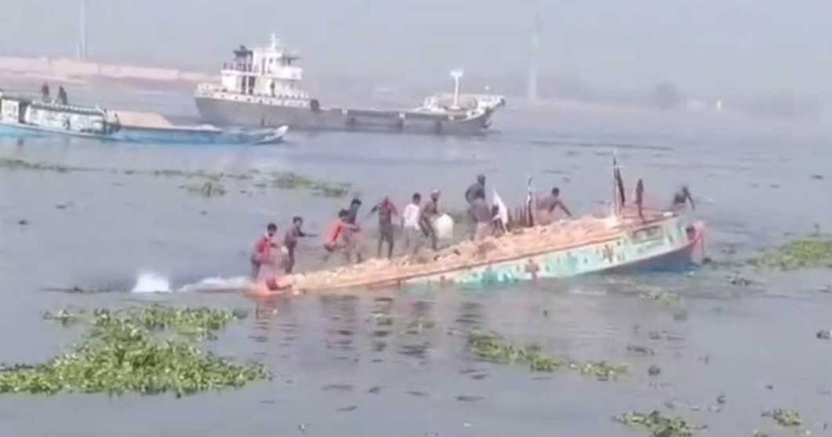 ধলেশ্বরীতে ইটবোঝাই ট্রলার ডুবি, অল্পের জন্য প্রাণে বাঁচলেন ১৩ শ্রমিক