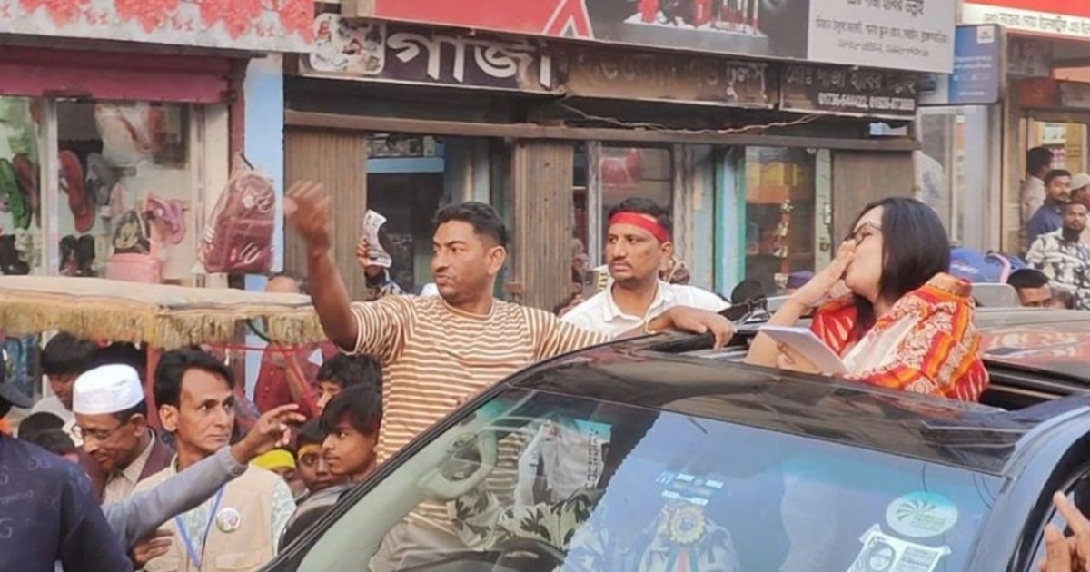 ভোটারদের উদ্দেশে ‘ফ্লাইং কিস’ রুমিন ফারহানার
