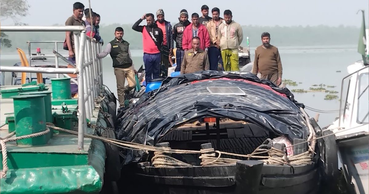 সুন্দরবনে ৪০০ কেজি পারশে মাছের পোনাসহ দুটি ট্রলার জব্দ, আটক ২৫