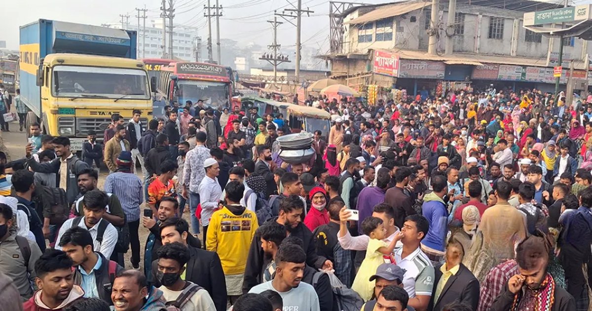 অতিরিক্ত ভাড়া আদায়ের প্রতিবাদে নবীনগর–চন্দ্রা মহাসড়ক অবরোধ