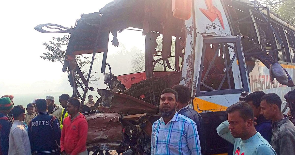 পাবনায় দুই বাসের মুখোমুখি সংঘর্ষে প্রাণ গেল ২ জনের