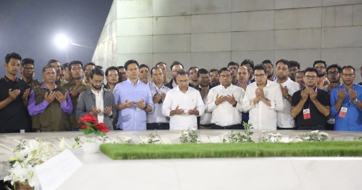 মা-বাবার কবর জিয়ারত করে নির্বাচনী প্রচারের ইতি টানলেন তারেক রহমান