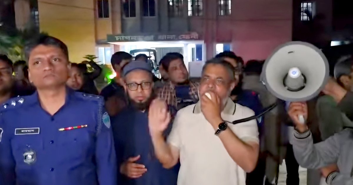 ওসির বিরুদ্ধে পক্ষপাতের অভিযোগ তুলে জামায়াত নেতাকর্মীদের থানায় অবস্থান