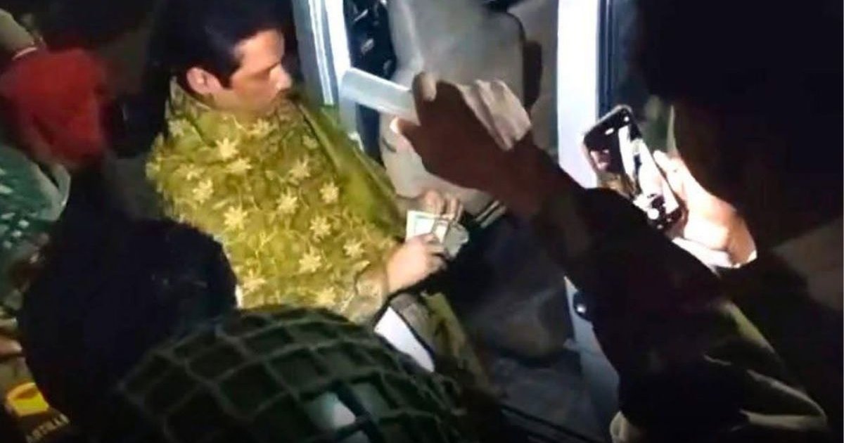 চট্টগ্রামে স্বতন্ত্র প্রার্থীর ১০ লাখ টাকাসহ মাইক্রোবাস জব্দ, আটক ৩