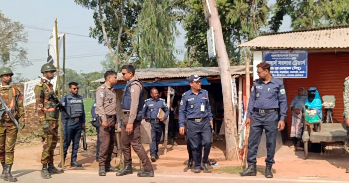 নওগাঁয় সড়কের পাশ থেকে ৫ পেট্রোলবোমা উদ্ধার