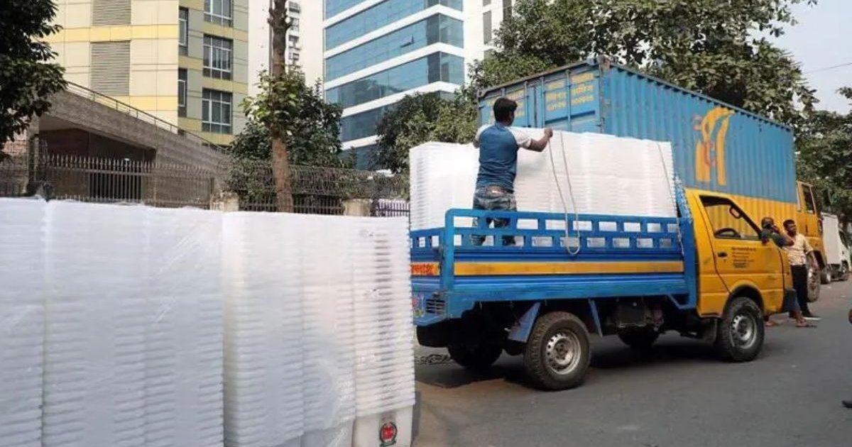 দেশের বিভিন্ন কেন্দ্রে পৌঁছাতে শুরু করেছে ব্যালট