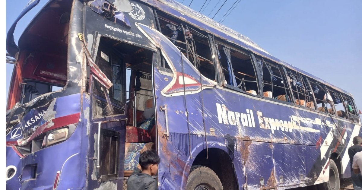 সামনে পিকআপ দেখে হঠাৎ ব্রেক, বাস উল্টে নিহত ২