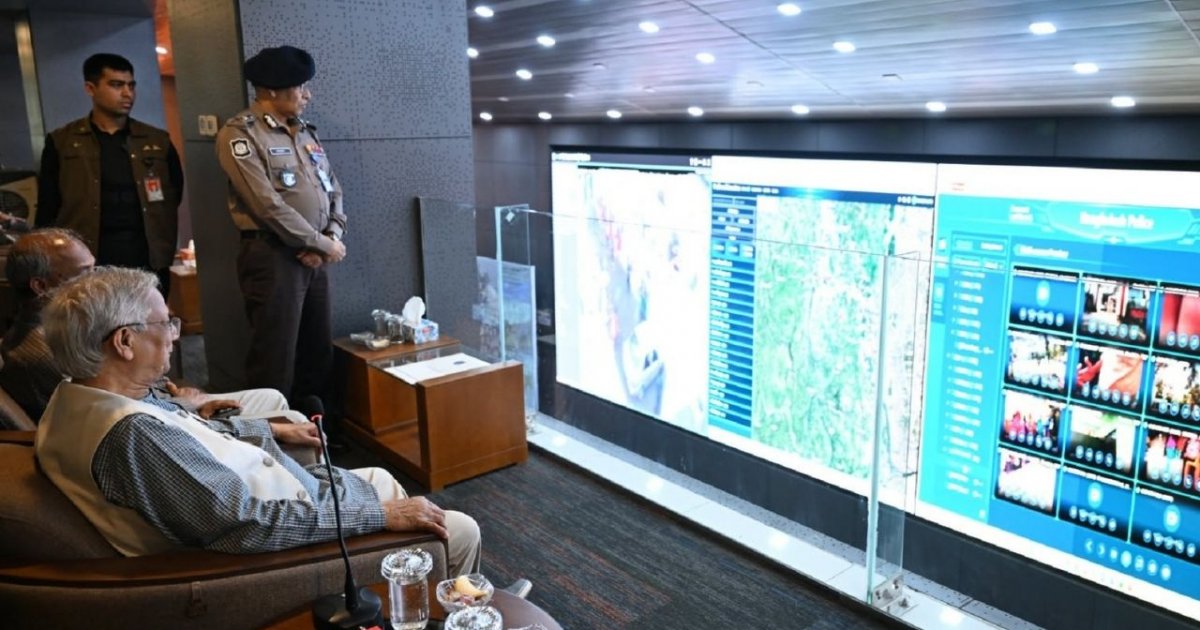 নিয়ন্ত্রণ কক্ষ থেকে সারা দেশের ভোটের চিত্র পর্যবেক্ষণ করলেন প্রধান উপদেষ্টা