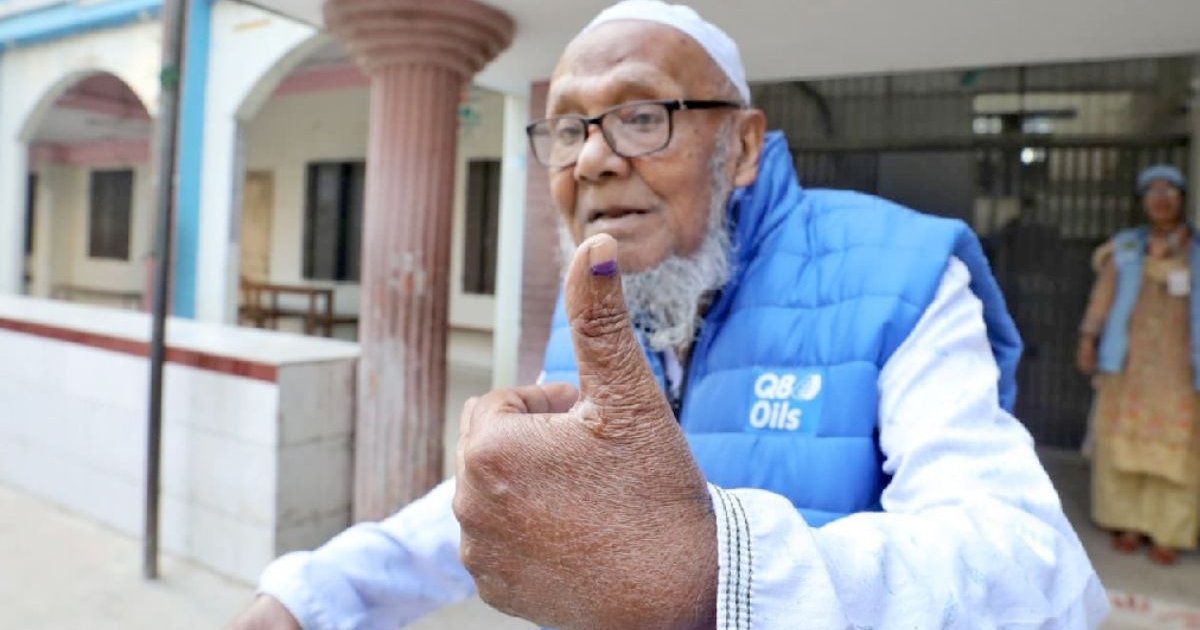 ঢাকা-৪ আসনে ভোট দিলেন ৯৭ বছর বয়সী আবু বক্কর সিদ্দিক