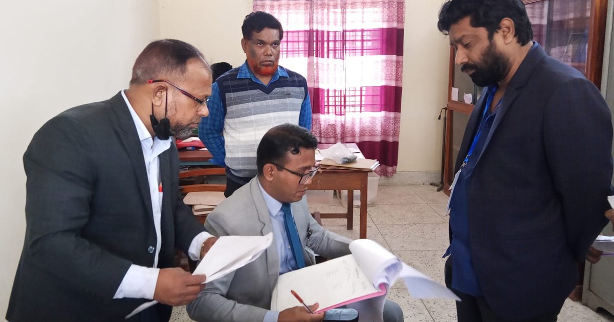 ভোটকক্ষে টাকা বিতরণের অভিযোগে বিএনপির পোলিং এজেন্টকে জরিমানা