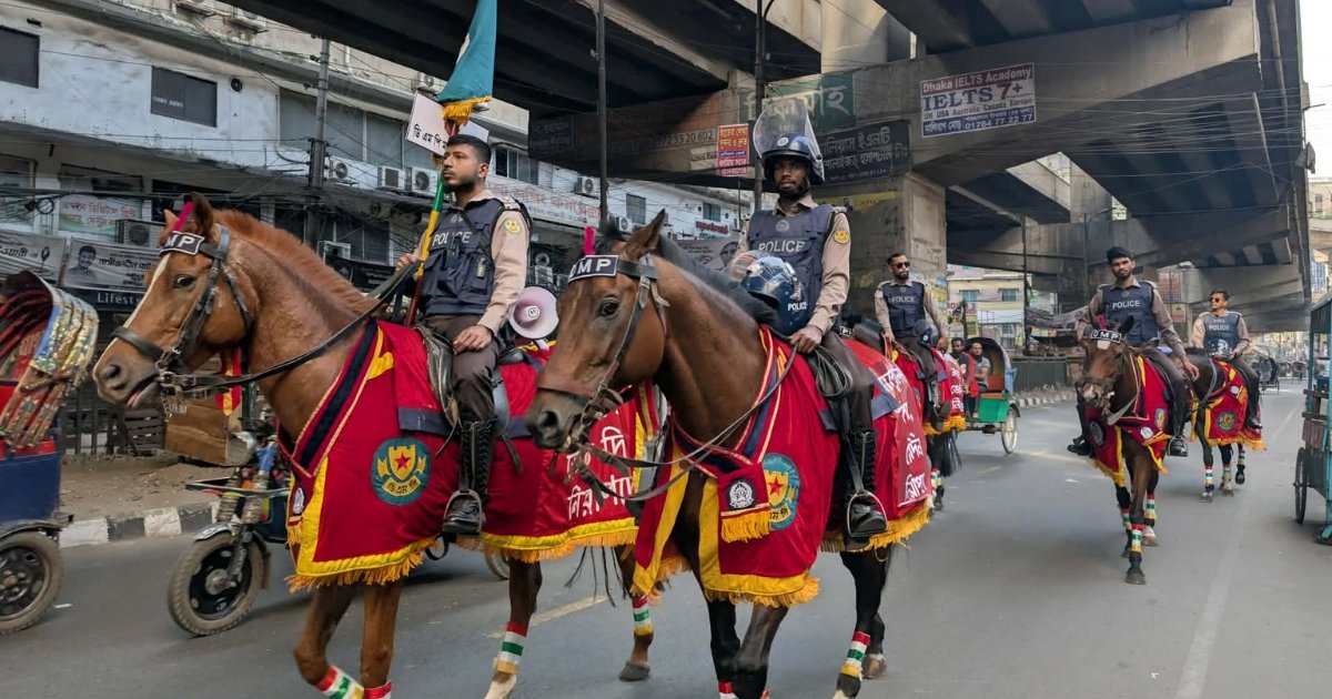 আইনশৃঙ্খলা রক্ষায় কেন্দ্রে কেন্দ্রে পুলিশের অশ্বারোহী টহল