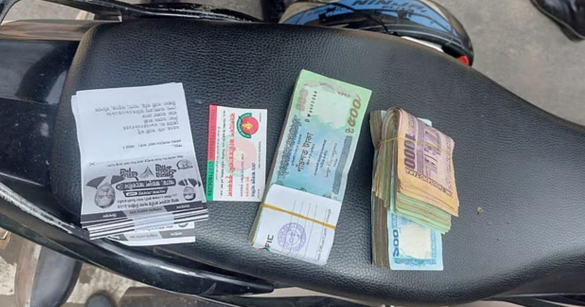 বাবুগঞ্জে ১ লাখ টাকা ও ধানের শীষের ভোটার স্লিপসহ দুজন আটক