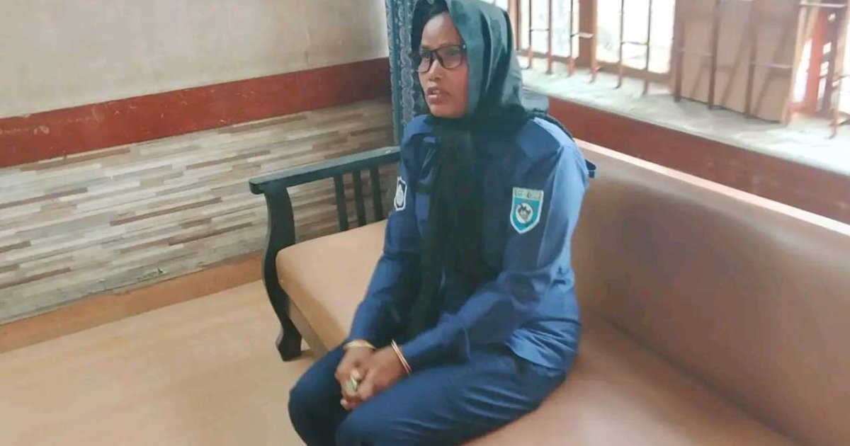 ভোটকেন্দ্র এলাকায় পুলিশের পোশাকপরা নারী আটক