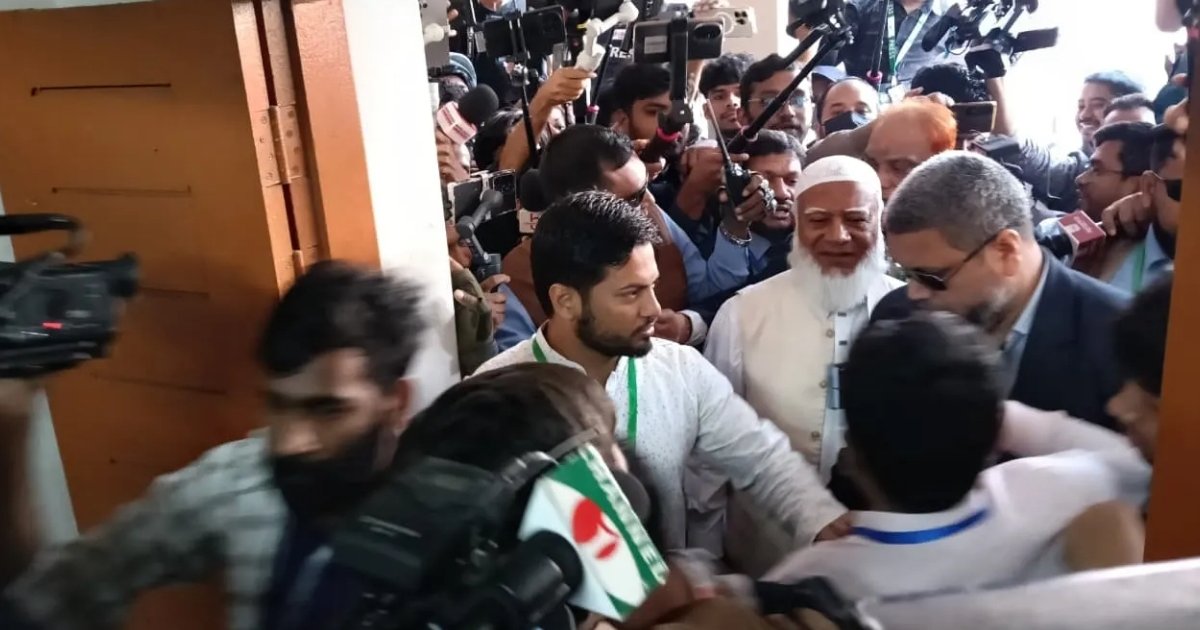 উৎসবমুখর পরিবেশে ভোট দিলেন জামায়াত আমির