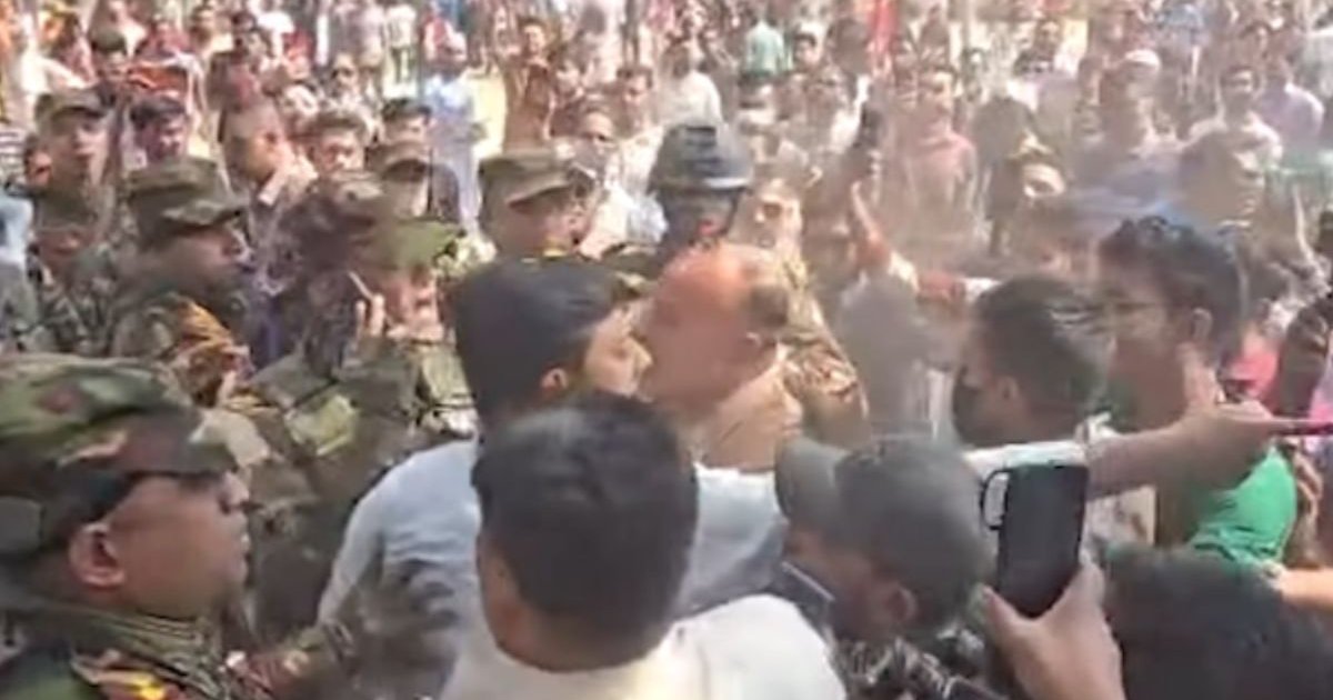 কেন্দ্র পরিদর্শনে গিয়ে তোপের মুখে নাসীরুদ্দীন পাটওয়ারী, উদ্ধার করল সেনাবাহিনী