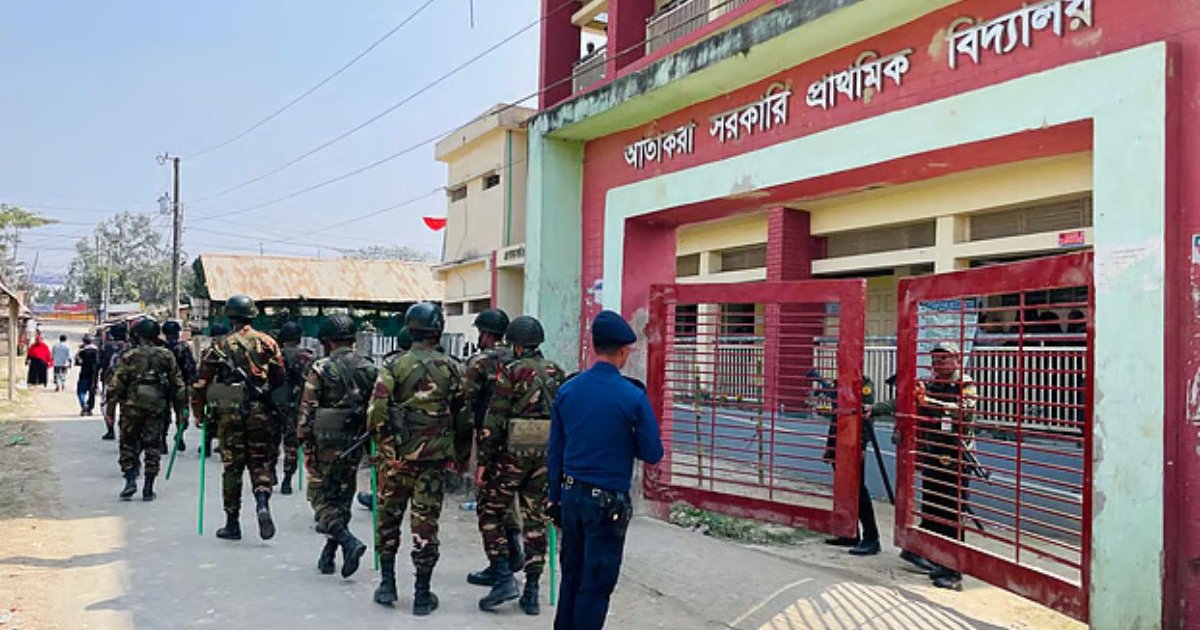 কুমিল্লায় ভোটকেন্দ্রে হঠাৎ ককটেল বিস্ফোরণ, প্রাণভয়ে ভোটারদের ছোটাছুটি