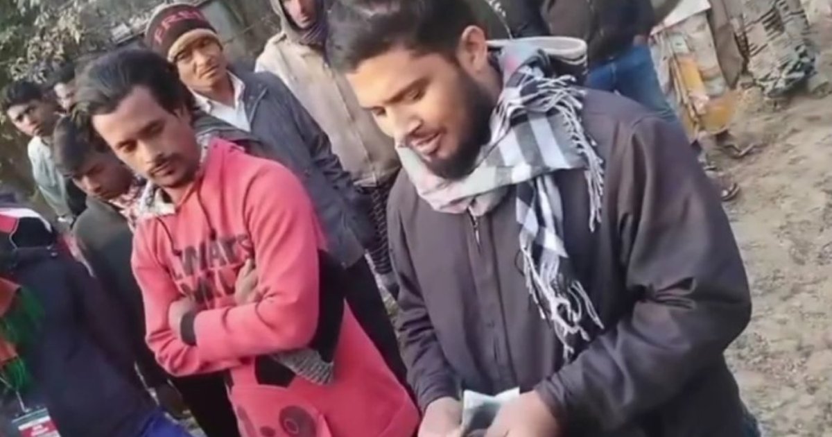 দাঁড়িপাল্লায় ভোট দিতে ভোটারদের নগদ টাকা বিতরণের সময় আটক ২